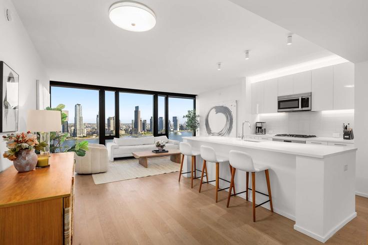 New York ManhattanのBuilding 1st Avenue - stayhausguesty - 1321815のアパートメントにある、モダンな家具を備えたエレガントなデザインのリビングルーム