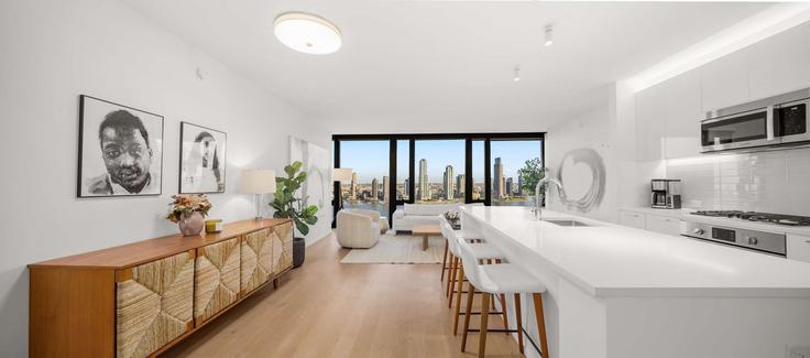 Manhattan, New York에 위치한 Building 1st Avenue - stayhausguesty - 1321815 아파트의 세련된 인테리어가 돋보이는 거실 Manhattan, New York에 위치한 Building 1st Avenue - stayhausguesty - 1321815 아파트의 세련된 인테리어가 돋보이는 거실