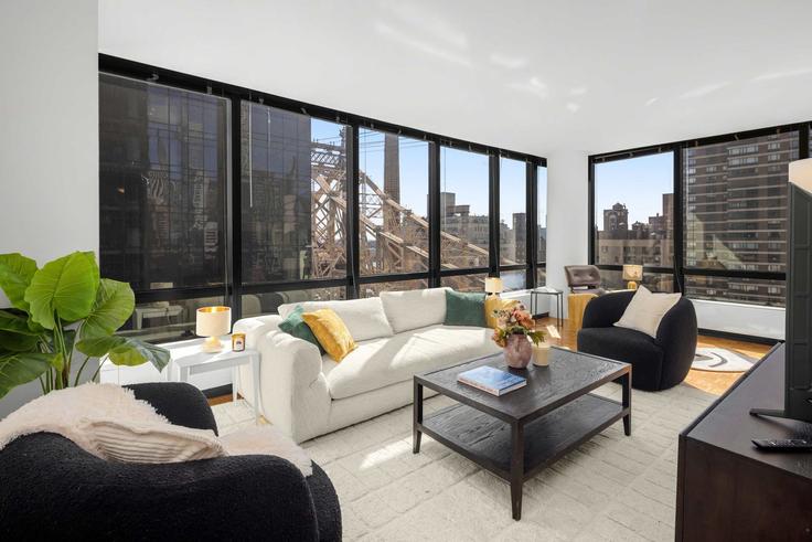 Salle de séjour élégante avec mobilier moderne dans un appartement à Building East 61st Street - stayhausguesty - 1330815 à Manhattan, New York Salle de séjour élégante avec mobilier moderne dans un appartement à Building East 61st Street - stayhausguesty - 1330815 à Manhattan, New York