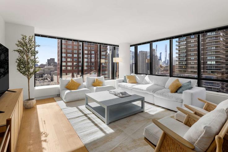 Elegant gestaltetes Wohnzimmer mit moderner Einrichtung in einer Wohnung im Building East 72nd Street - stayhausguesty - 1330818 in Manhattan, New York