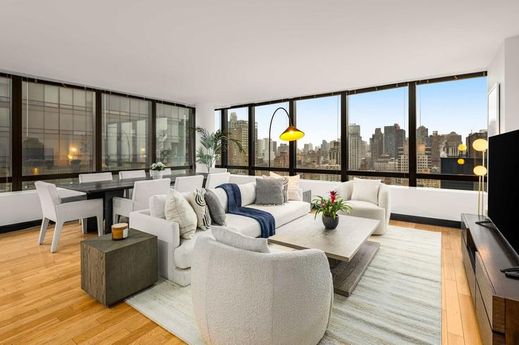 Sala de estar elegantemente projetada com móveis modernos em um apartamento no Building York Avenue - stayhausguesty - 1363925 em Manhattan, New York Sala de estar elegantemente projetada com móveis modernos em um apartamento no Building York Avenue - stayhausguesty - 1363925 em Manhattan, New York