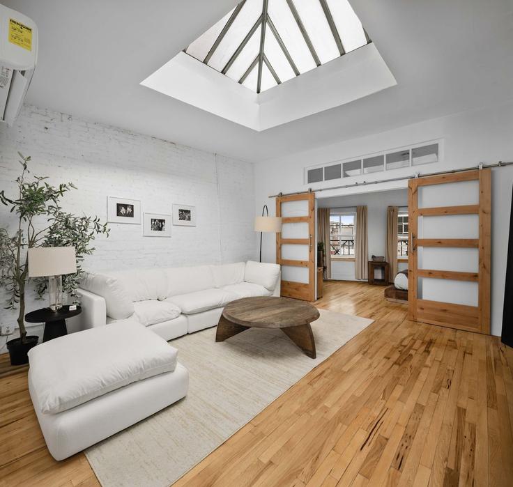 Salle de séjour élégante avec mobilier moderne dans un appartement à Building Bowery - stayhausguesty - 1035017 - NYC à Manhattan, New York