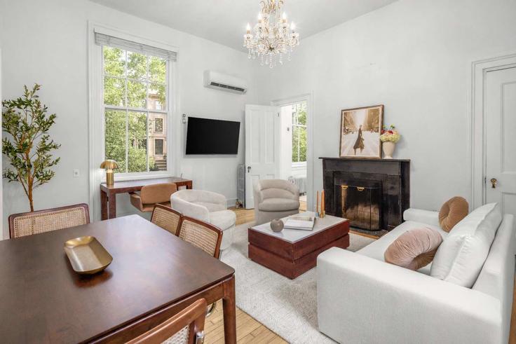 Manhattan, New York에 위치한 Building East 9th Street - stayhausguesty - 1473046 유닛의 세련된 인테리어가 돋보이는 거실