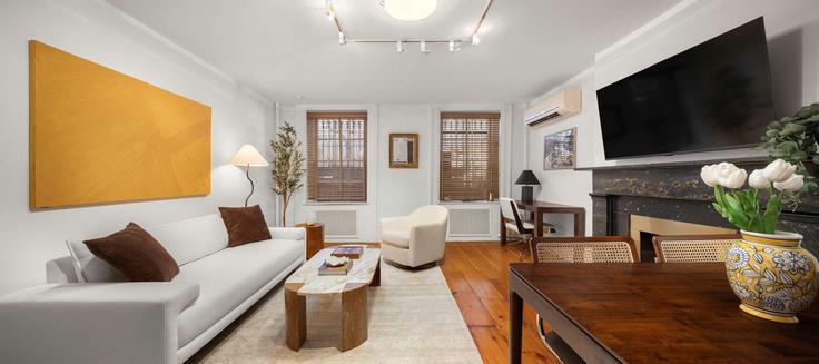 Sala de estar elegantemente projetada com móveis modernos em um apartamento no Building East 9th Street - stayhausguesty - 1503018 em Manhattan, New York