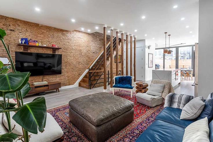 Elegant gestaltetes Wohnzimmer mit moderner Einrichtung in einer Wohnung im Building South 2nd Street - stayhausguesty - 1541437 in Brooklyn, New York