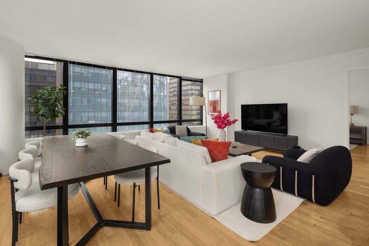 Elegante sala de estar con mobiliario moderno en un apartamento en Building York Avenue - stayhausguesty - 1503017 en Manhattan, New York Elegante sala de estar con mobiliario moderno en un apartamento en Building York Avenue - stayhausguesty - 1503017 en Manhattan, New York