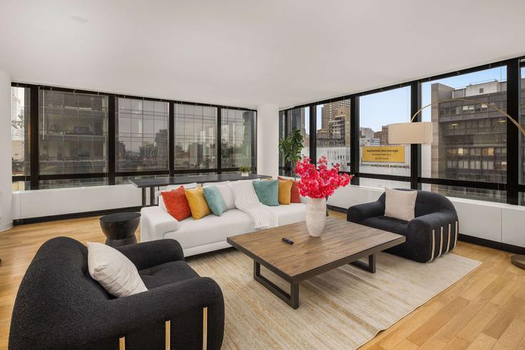 Sala de estar elegantemente projetada com móveis modernos em um apartamento no Building York Avenue - stayhausguesty - 1503017 em Manhattan, New York