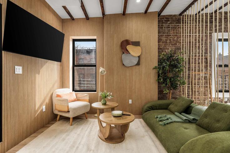 Sala de estar elegantemente projetada com móveis modernos em um apartamento no Building Nevins Street - stayhausguesty - 1512845 em Brooklyn, New York