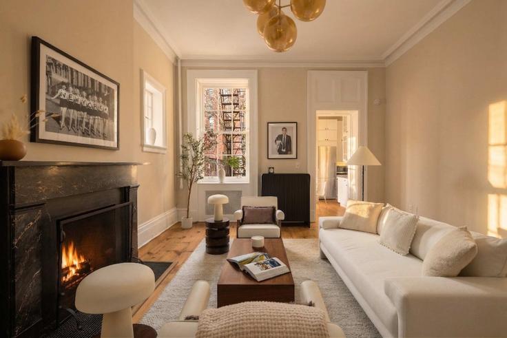 Salle de séjour élégante avec mobilier moderne dans un appartement à Building East 9th Street - stayhausguesty - 1473048 à Manhattan, New York Salle de séjour élégante avec mobilier moderne dans un appartement à Building East 9th Street - stayhausguesty - 1473048 à Manhattan, New York