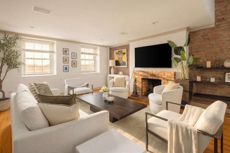 Manhattan, New York에 위치한 Building East 3rd Street - stayhausguesty - 1529137 유닛의 세련된 인테리어가 돋보이는 거실