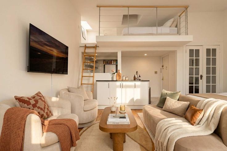 Elegant gestaltetes Wohnzimmer mit moderner Einrichtung in einer Wohnung im Building East 9th Street - stayhausguesty - 1473049 in Manhattan, New York