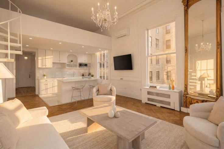 Elegant gestaltetes Wohnzimmer mit moderner Einrichtung in einer Wohnung im Building East 9th Street - stayhausguesty - 1473050 in Manhattan, New York