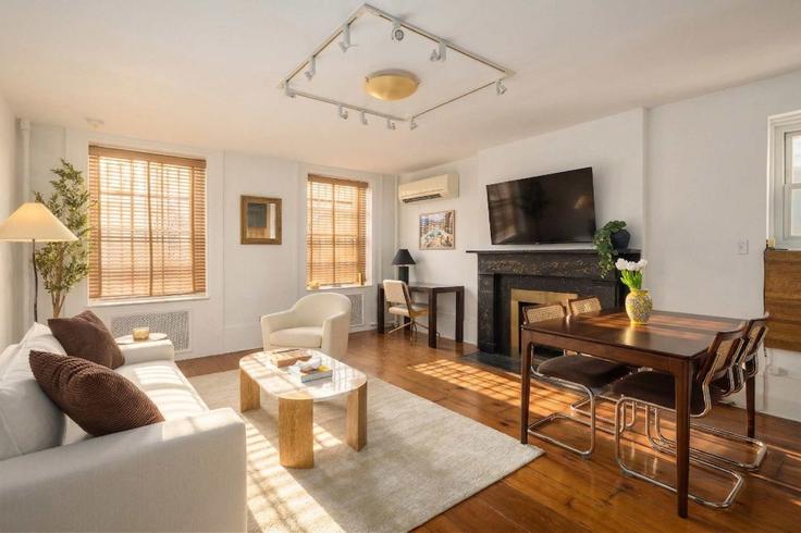 Elegant gestaltetes Wohnzimmer mit moderner Einrichtung in einer Wohnung im Building East 9th Street - stayhausguesty - 1503018 in Manhattan, New York