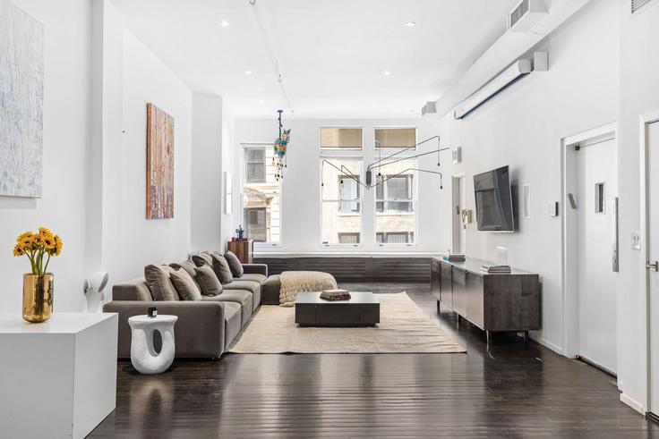 Elegant gestaltetes Wohnzimmer mit moderner Einrichtung in einer Wohnung im Building East 17th Street - stayhausguesty - 1256826 - NYC in Manhattan, New York Elegant gestaltetes Wohnzimmer mit moderner Einrichtung in einer Wohnung im Building East 17th Street - stayhausguesty - 1256826 - NYC in Manhattan, New York