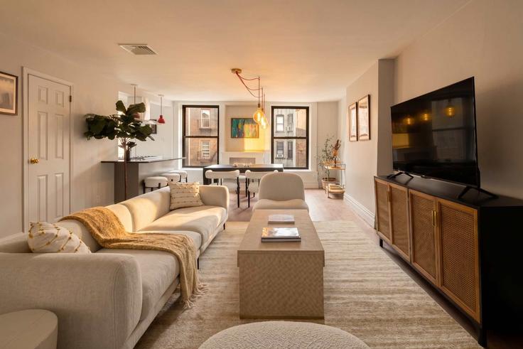 Salle de séjour élégante avec mobilier moderne dans un appartement à Building Sullivan Street - stayhausguesty - 1255362 - NYC à Manhattan, New York