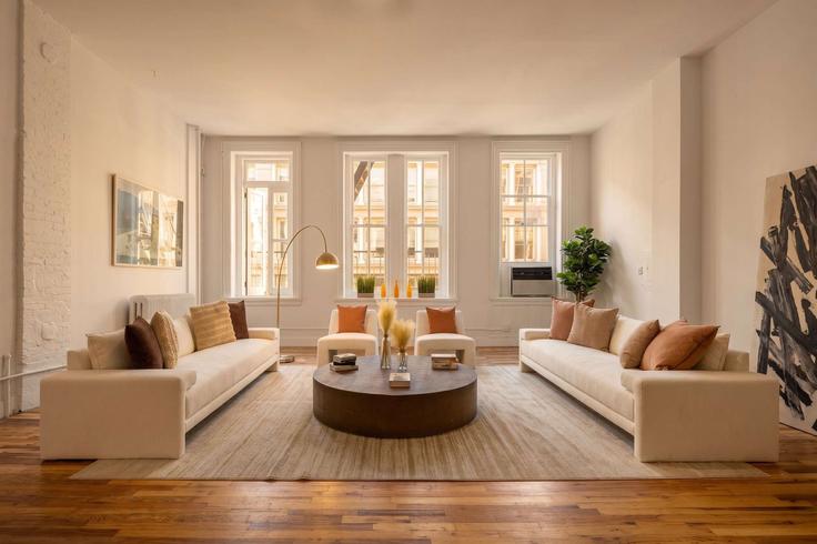 Salle de séjour élégante avec mobilier moderne dans un appartement à Building Broadway - stayhausguesty - 1035002 - NYC à Manhattan, New York