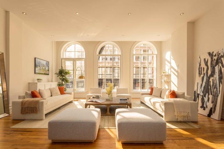 Salle de séjour élégante avec mobilier moderne dans un appartement à Building Broadway - stayhausguesty - 1035011 - NYC à Manhattan, New York
