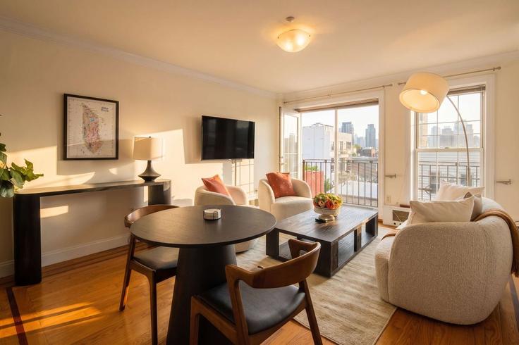 New York BrooklynのBuilding Calyer Street - stayhausguesty - 1541440のアパートメントにある、モダンな家具を備えたエレガントなデザインのリビングルーム New York BrooklynのBuilding Calyer Street - stayhausguesty - 1541440のアパートメントにある、モダンな家具を備えたエレガントなデザインのリビングルーム