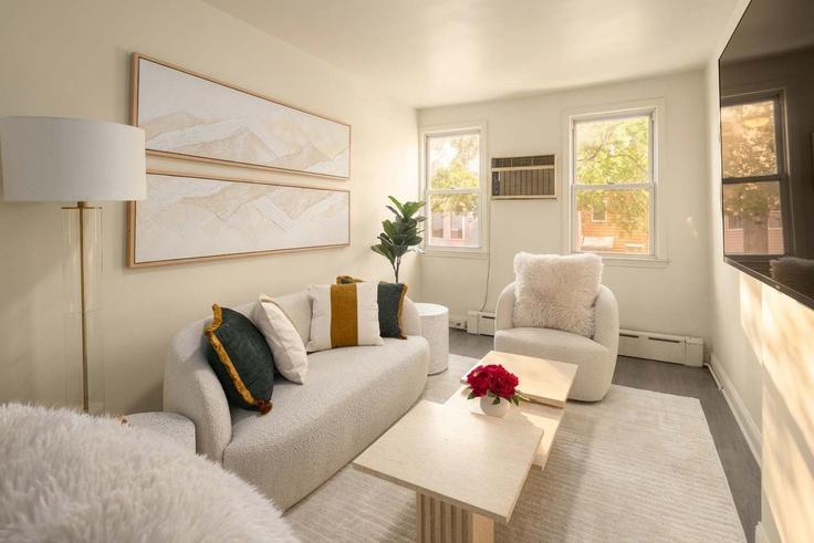 Sala de estar elegantemente projetada com móveis modernos em um apartamento no Building Graham Avenue - stayhausguesty - 1539413 em Brooklyn, New York