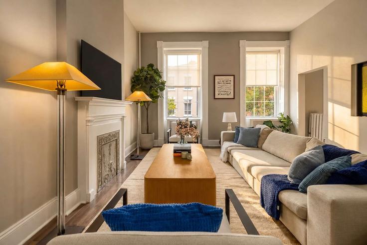 Elegante sala de estar con mobiliario moderno en un apartamento en Building Sullivan Street - stayhausguesty - 1330816 en Manhattan, New York Elegante sala de estar con mobiliario moderno en un apartamento en Building Sullivan Street - stayhausguesty - 1330816 en Manhattan, New York
