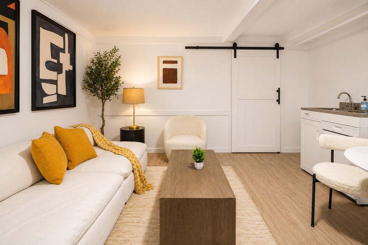 Salle de séjour élégante avec mobilier moderne dans un appartement à Building North 7th Street - stayhausguesty - 1257495 - NYC à Brooklyn, New York Salle de séjour élégante avec mobilier moderne dans un appartement à Building North 7th Street - stayhausguesty - 1257495 - NYC à Brooklyn, New York