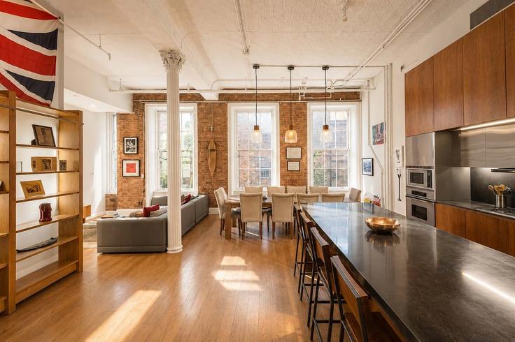 Elegant gestaltetes Wohnzimmer mit moderner Einrichtung in einer Wohnung im Building Bond Street - stayhausguesty - 1436146 in Manhattan, New York