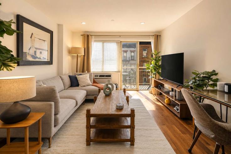 Elegant gestaltetes Wohnzimmer mit moderner Einrichtung in einer Wohnung im Building Saint Marks Place - stayhausguesty - 1364129 in Manhattan, New York Elegant gestaltetes Wohnzimmer mit moderner Einrichtung in einer Wohnung im Building Saint Marks Place - stayhausguesty - 1364129 in Manhattan, New York