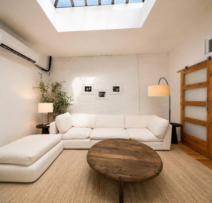 Elegant gestaltetes Wohnzimmer mit moderner Einrichtung in einer Wohnung im Building Bowery - stayhausguesty - 1035017 - NYC in Manhattan, New York