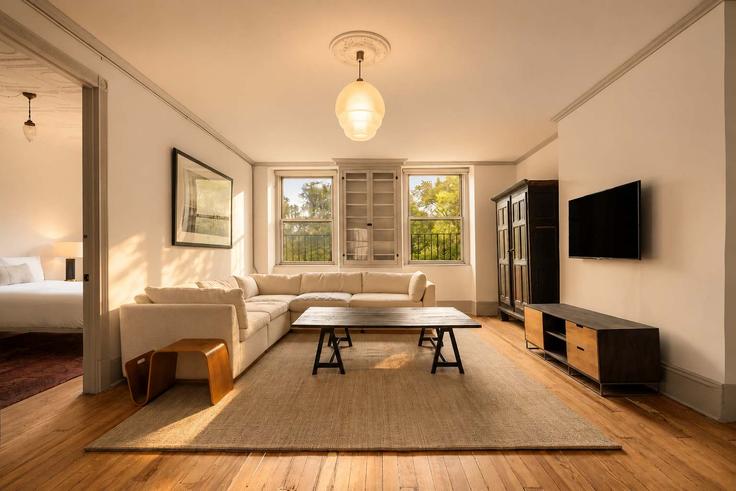 Elegante sala de estar con mobiliario moderno en un apartamento en Building East Broadway - stayhausguesty - 1330811 en Manhattan, New York