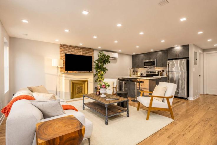Elegante sala de estar con mobiliario moderno en un apartamento en Building Lafayette Avenue - stayhausguesty - 1388236 en Brooklyn, New York