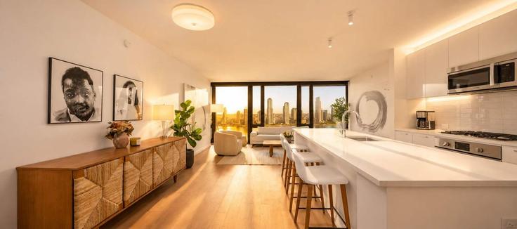 Salle de séjour élégante avec mobilier moderne dans un appartement à Building 1st Avenue - stayhausguesty - 1321815 à Manhattan, New York