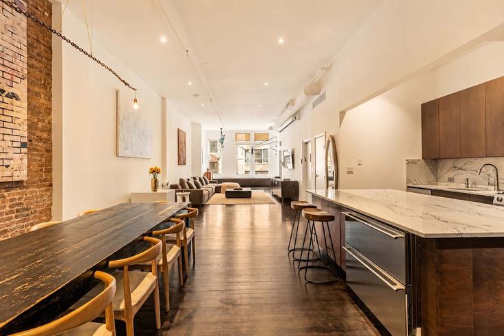 Elegant gestaltetes Wohnzimmer mit moderner Einrichtung in einer Wohnung im Building East 17th Street - stayhausguesty - 1256826 - NYC in Manhattan, New York