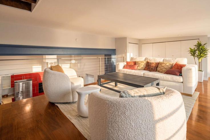 Elegante sala de estar con mobiliario moderno en un apartamento en Building Sullivan Street - stayhausguesty - 1035015 - NYC en Manhattan, New York Elegante sala de estar con mobiliario moderno en un apartamento en Building Sullivan Street - stayhausguesty - 1035015 - NYC en Manhattan, New York
