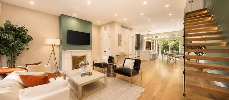 Salle de séjour élégante avec mobilier moderne dans un appartement à Building Lafayette Avenue - stayhausguesty - 1256828 - NYC à Brooklyn, New York