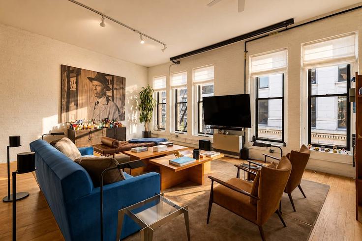 Elegante sala de estar con mobiliario moderno en un apartamento en Building Spring Street - stayhausguesty - 1555584 en Manhattan, New York Elegante sala de estar con mobiliario moderno en un apartamento en Building Spring Street - stayhausguesty - 1555584 en Manhattan, New York
