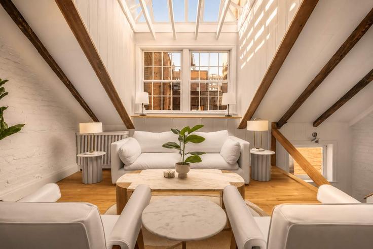 Sala de estar elegantemente projetada com móveis modernos em um apartamento no Building MacDougal Street - stayhausguesty - 1503012 em Manhattan, New York