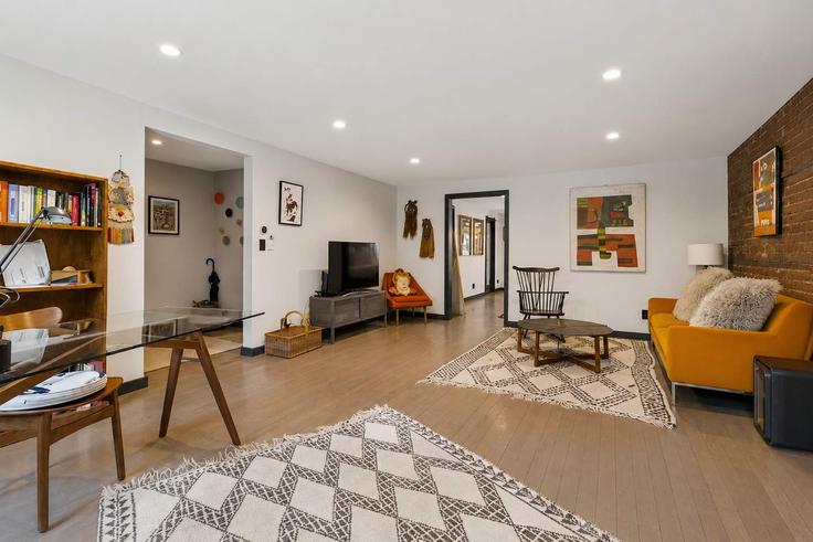 Building East 129th Street - stayhausguesty - 1330812 adresindeki bir dairede modern mobilyalarla zarif bir şekilde tasarlanmış oturma odası Manhattan, New York