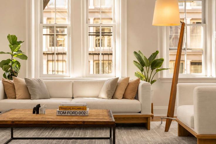 Building Broadway - stayhausguesty - 1035001 - NYC adresindeki bir dairede modern mobilyalarla zarif bir şekilde tasarlanmış oturma odası Manhattan, New York Building Broadway - stayhausguesty - 1035001 - NYC adresindeki bir dairede modern mobilyalarla zarif bir şekilde tasarlanmış oturma odası Manhattan, New York