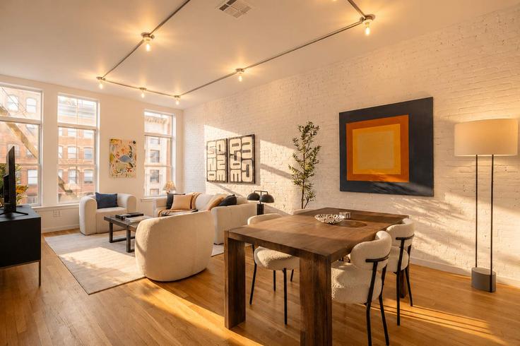 Elegante sala de estar con mobiliario moderno en un apartamento en Building Leonard Street - stayhausguesty - 1255361 - NYC en Manhattan, New York