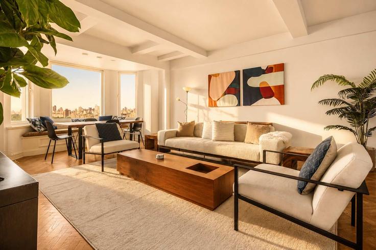 Sala de estar elegantemente projetada com móveis modernos em um apartamento no Building Central Park South - stayhausguesty - 1256830 - NYC em Manhattan, New York Sala de estar elegantemente projetada com móveis modernos em um apartamento no Building Central Park South - stayhausguesty - 1256830 - NYC em Manhattan, New York