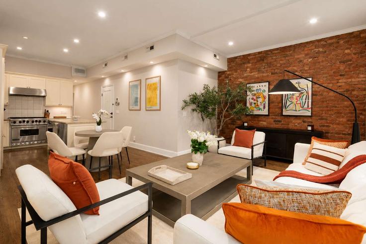 Sala de estar elegantemente projetada com móveis modernos em um apartamento no Building West 16th Street - stayhausguesty - 1388237 em Manhattan, New York Sala de estar elegantemente projetada com móveis modernos em um apartamento no Building West 16th Street - stayhausguesty - 1388237 em Manhattan, New York