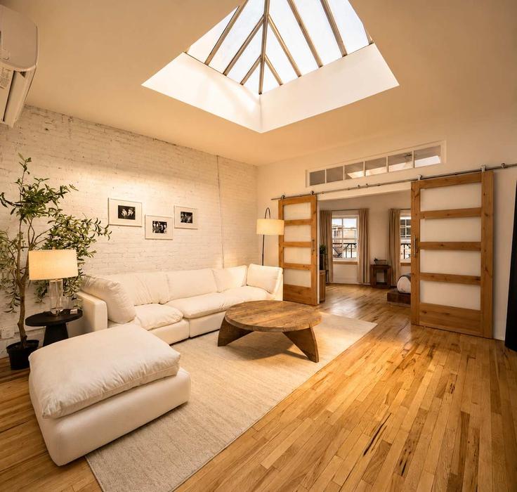 Elegante sala de estar con mobiliario moderno en un apartamento en Building Bowery - stayhausguesty - 1035017 - NYC en Manhattan, New York