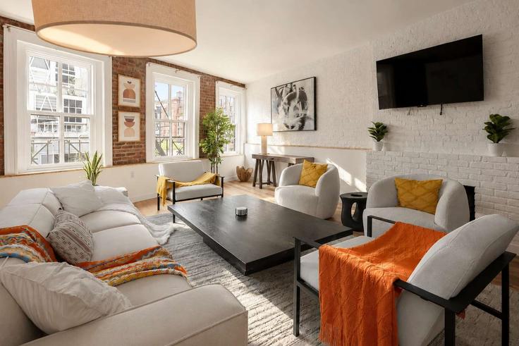 Elegante sala de estar con mobiliario moderno en un apartamento en Building Bowery - stayhausguesty - 1035000 - NYC en Manhattan, New York