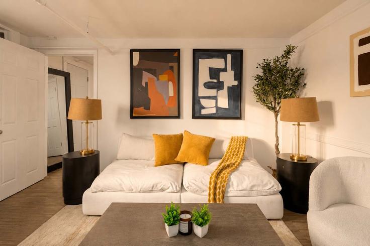 Sala de estar elegantemente projetada com móveis modernos em um apartamento no Building North 7th Street - stayhausguesty - 1257495 - NYC em Brooklyn, New York Sala de estar elegantemente projetada com móveis modernos em um apartamento no Building North 7th Street - stayhausguesty - 1257495 - NYC em Brooklyn, New York