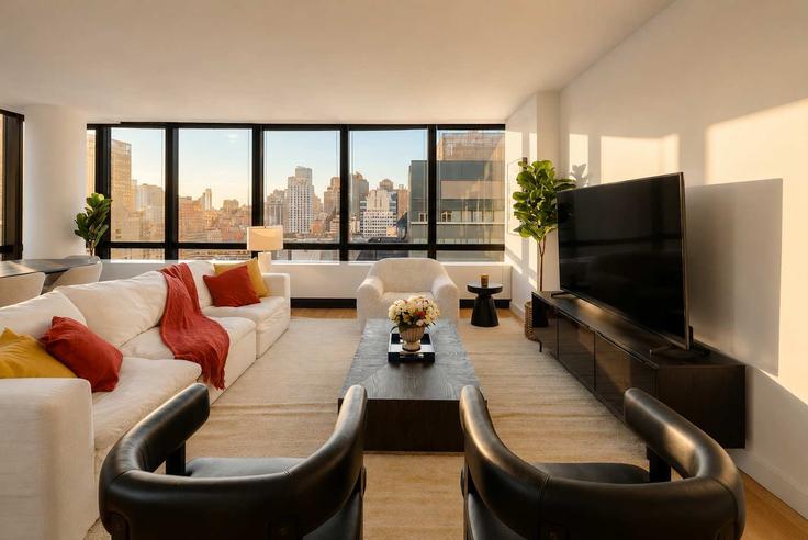 Sala de estar elegantemente projetada com móveis modernos em um apartamento no Building York Avenue - stayhausguesty - 1321814 em Manhattan, New York