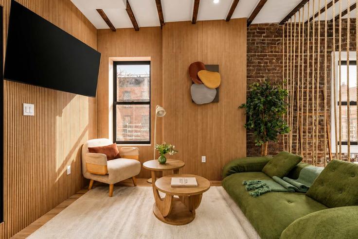New York BrooklynのBuilding Nevins Street - stayhausguesty - 1512845のアパートメントにある、モダンな家具を備えたエレガントなデザインのリビングルーム