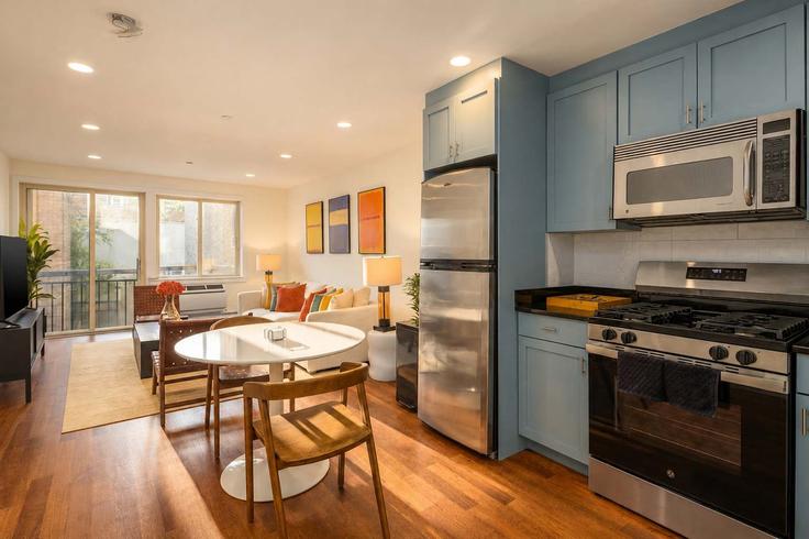 Elegant gestaltetes Wohnzimmer mit moderner Einrichtung in einer Wohnung im Building Saint Marks Place - stayhausguesty - 1291588 - NYC in Manhattan, New York Elegant gestaltetes Wohnzimmer mit moderner Einrichtung in einer Wohnung im Building Saint Marks Place - stayhausguesty - 1291588 - NYC in Manhattan, New York