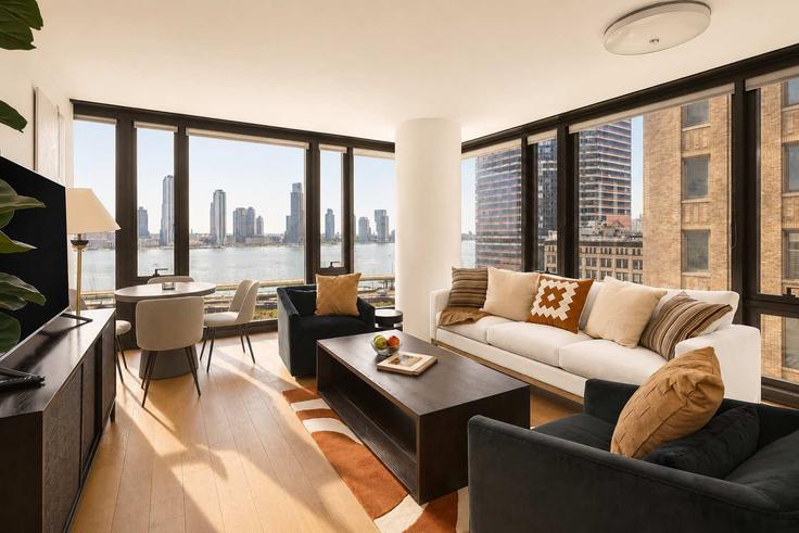 New York ManhattanのBuilding 1st Avenue - stayhausguesty - 1541443のアパートメントにある、モダンな家具を備えたエレガントなデザインのリビングルーム New York ManhattanのBuilding 1st Avenue - stayhausguesty - 1541443のアパートメントにある、モダンな家具を備えたエレガントなデザインのリビングルーム