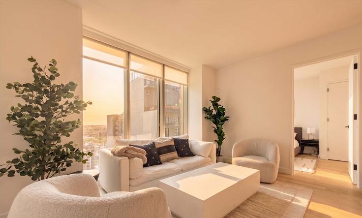 New York BrooklynのBuilding Fulton Street - stayhausguesty - 1570457のアパートメントにある、モダンな家具を備えたエレガントなデザインのリビングルーム