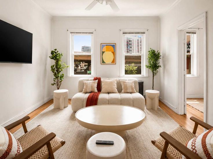 New York BrooklynのBuilding Withers Street - stayhausguesty - 1579332のアパートメントにある、モダンな家具を備えたエレガントなデザインのリビングルーム New York BrooklynのBuilding Withers Street - stayhausguesty - 1579332のアパートメントにある、モダンな家具を備えたエレガントなデザインのリビングルーム